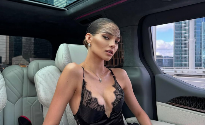 Модель Алеся Кафельникова прогулялась в мини-юбке и укороченном жакете