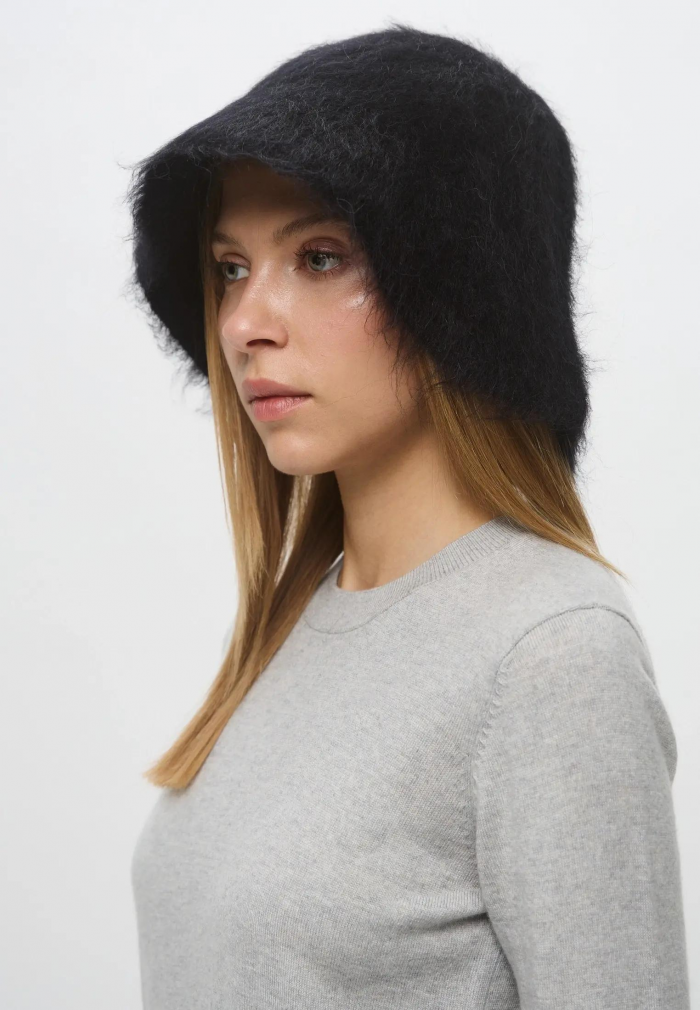 Шапки, береты и кепки: самые модные головные уборы зимы 2025/26