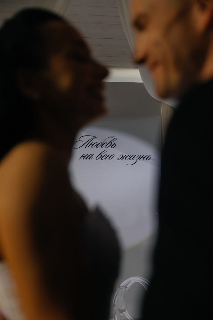 Живые бабочки на церемонии и дебют невесты в роли диджея в финале вечера - свадьба пары из Рязани в КСК История