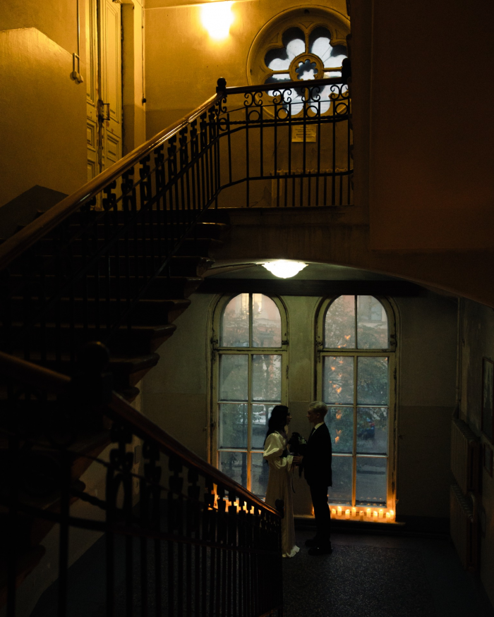 Разбитые зеркала, эстетика заброшенного поместья и пивное казино - антибрайд свадьба пары из Санкт-Петербурга в AF Brew Taproom