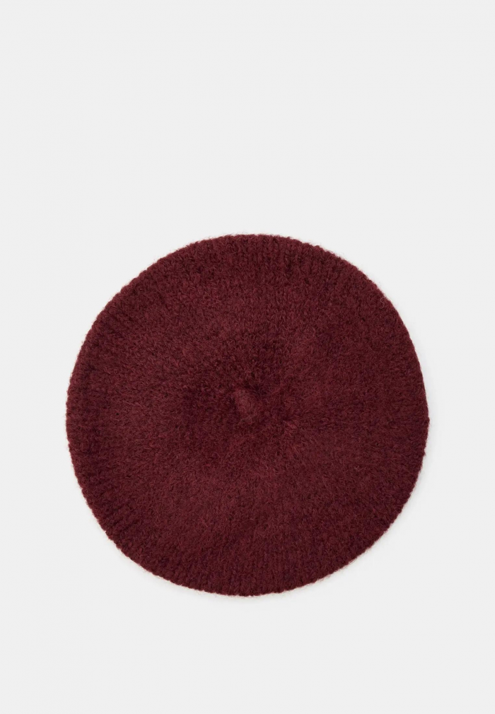 Шапки, береты и кепки: самые модные головные уборы зимы 2025/26