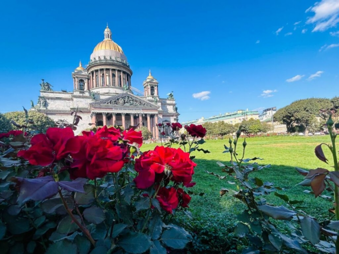 Петербурженки без лифчиков отказываются от модного тренда из-за похолодания