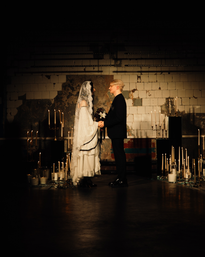 Разбитые зеркала, эстетика заброшенного поместья и пивное казино - антибрайд свадьба пары из Санкт-Петербурга в AF Brew Taproom