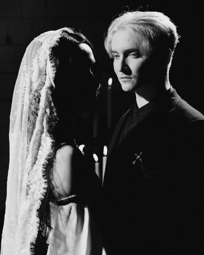 Разбитые зеркала, эстетика заброшенного поместья и пивное казино - антибрайд свадьба пары из Санкт-Петербурга в AF Brew Taproom