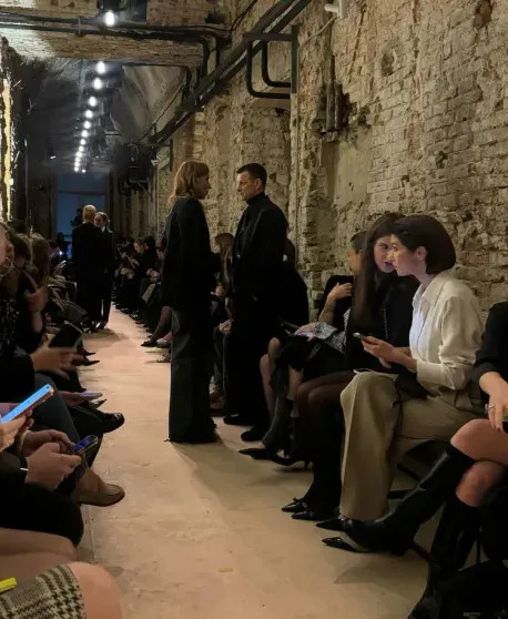 Пробка из "Роллс-Ройсов", Ксения Собчак и Светлана Бондарчук среди гостей и топ-модели на подиуме: вся светская Москва на показе Александра Терехова