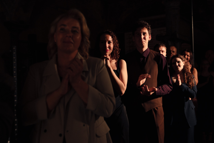 Разбитые зеркала, эстетика заброшенного поместья и пивное казино - антибрайд свадьба пары из Санкт-Петербурга в AF Brew Taproom