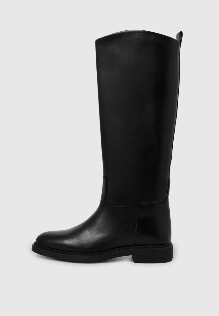 Теплая обувь: выбираем стильную пару на холодный сезон у российских брендов