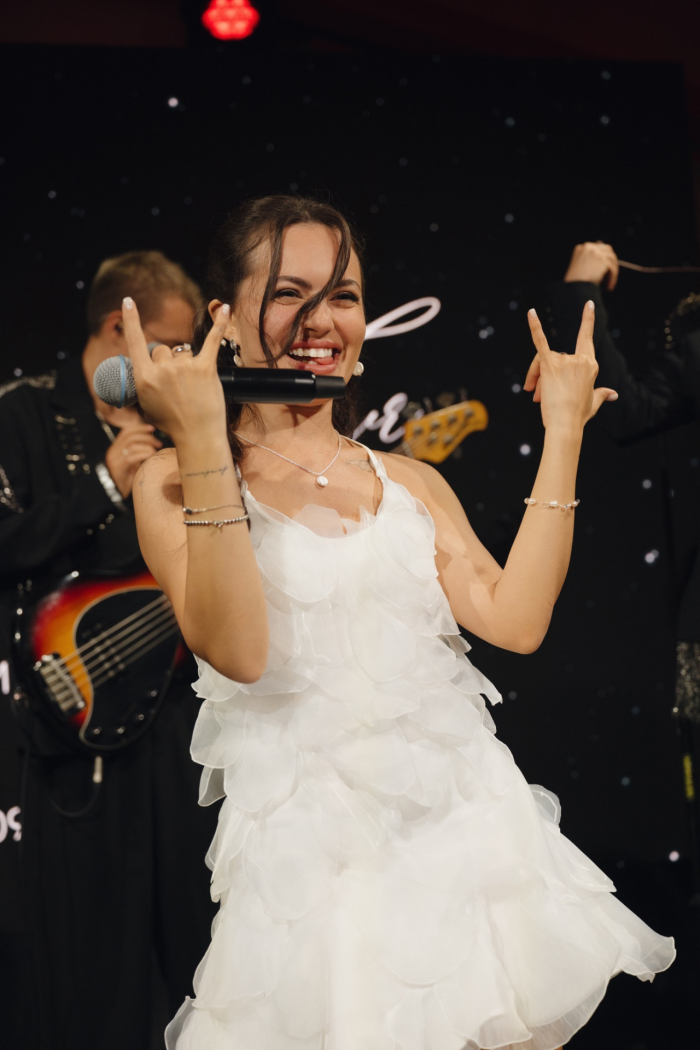 Полёт жениха на вертолёте, зеркальный подиум с прозрачными лепестками и салют под песню Dancing Queen - праздник на площадке The Sun