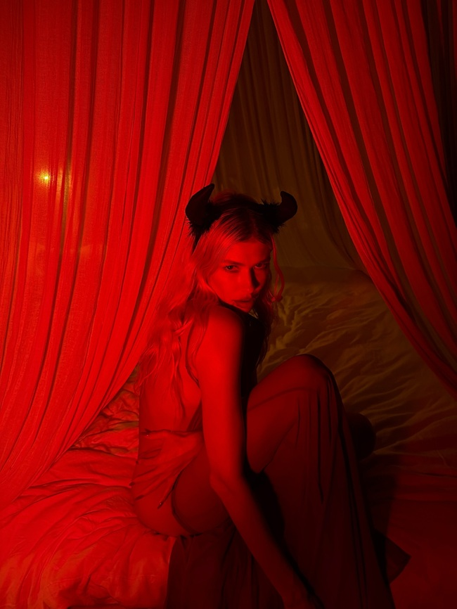 Елена Перминова максимально оголилась на Хэллоуин