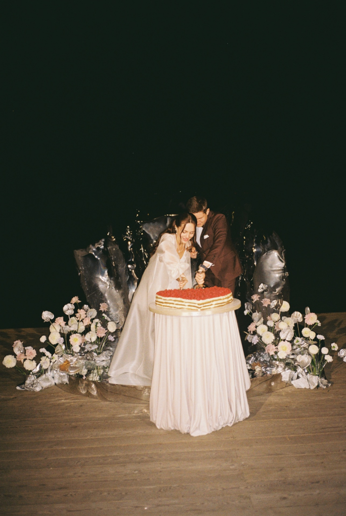 Полёт жениха на вертолёте, зеркальный подиум с прозрачными лепестками и салют под песню Dancing Queen - праздник на площадке The Sun