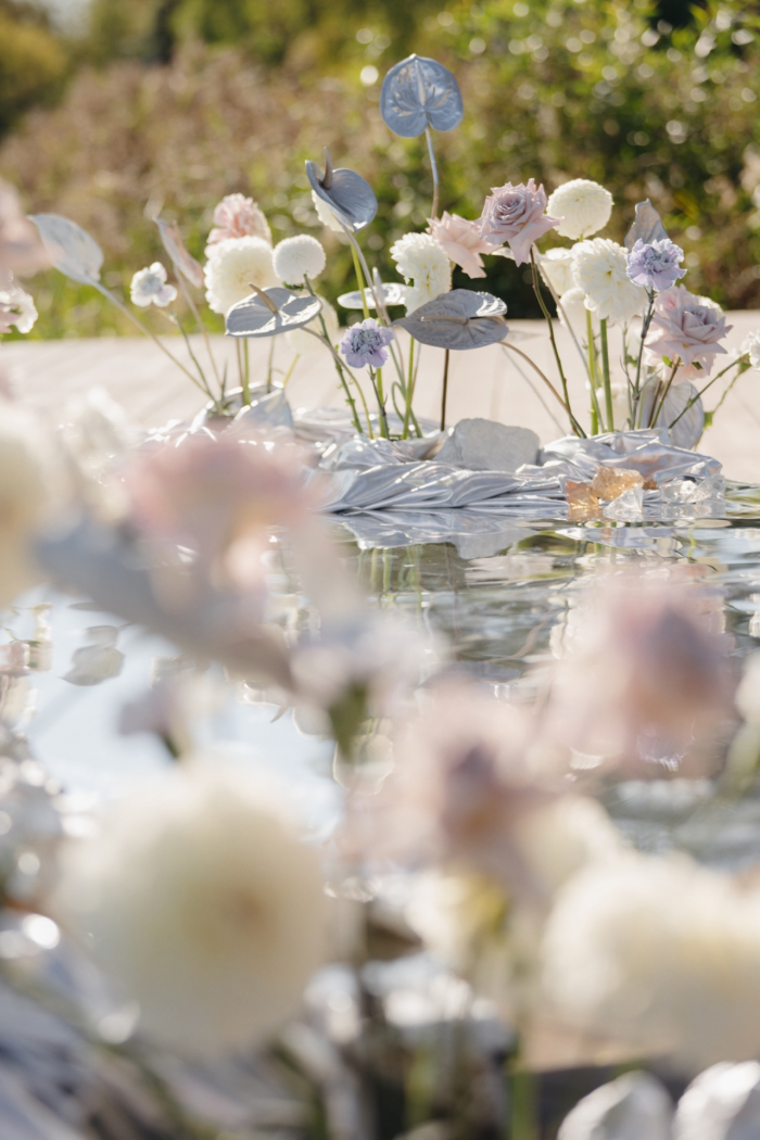 Полёт жениха на вертолёте, зеркальный подиум с прозрачными лепестками и салют под песню Dancing Queen - праздник на площадке The Sun