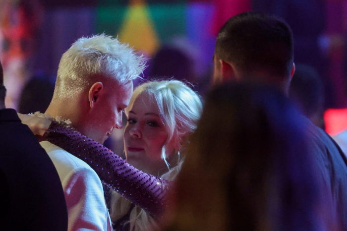 Вместо платья – гимнастёрка: Кадры со свадьбы Мизулиной и SHAMAN в Донецке потрясли подписчиков