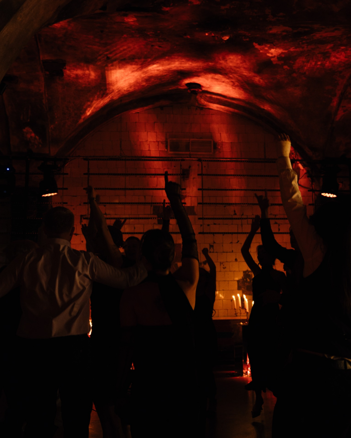 Разбитые зеркала, эстетика заброшенного поместья и пивное казино - антибрайд свадьба пары из Санкт-Петербурга в AF Brew Taproom