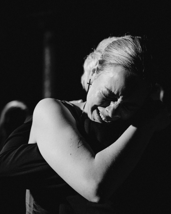 Разбитые зеркала, эстетика заброшенного поместья и пивное казино - антибрайд свадьба пары из Санкт-Петербурга в AF Brew Taproom