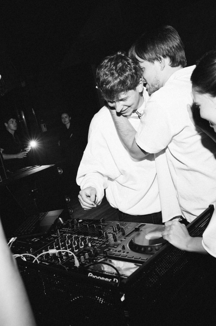 Церемония у воды, клятвы в формате импровизации и зажигательный диджей-сет - свадьба пары из Москвы в яхт-клубе Sky River