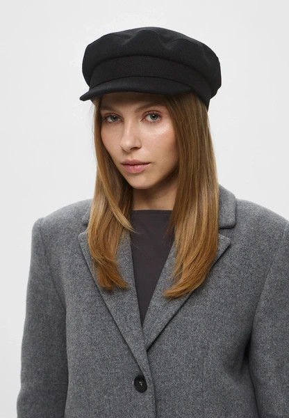 Шапки, береты и кепки: самые модные головные уборы зимы 2025/26