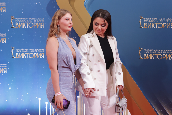 Плешь Архипа: сын Королевой шокировал прической на спектакле