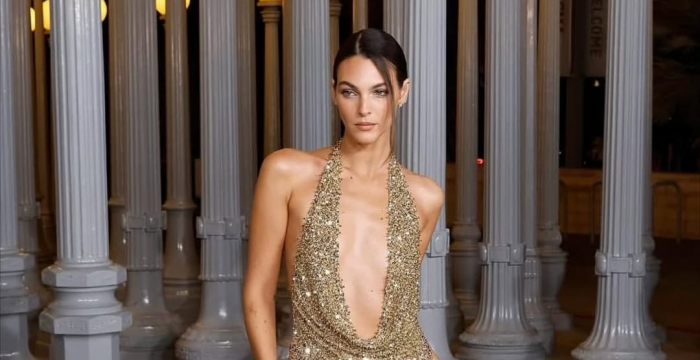 Девушка актера Ди Каприо Виттория снялась в платье с декольте до пупка