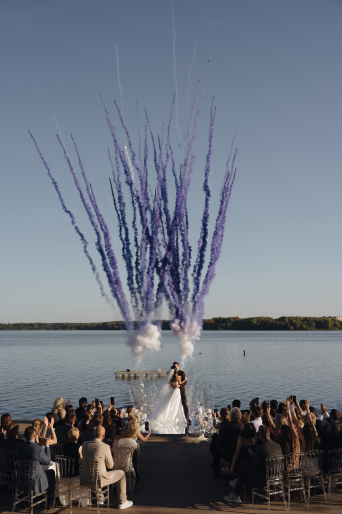 Полёт жениха на вертолёте, зеркальный подиум с прозрачными лепестками и салют под песню Dancing Queen - праздник на площадке The Sun