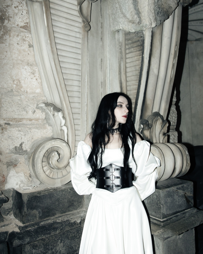 Разбитые зеркала, эстетика заброшенного поместья и пивное казино - антибрайд свадьба пары из Санкт-Петербурга в AF Brew Taproom