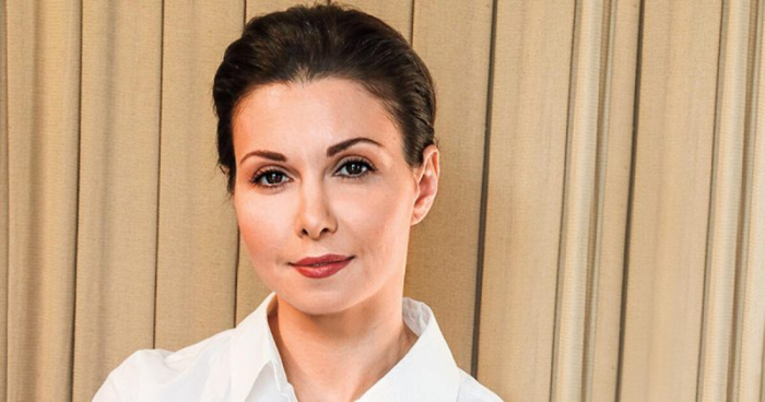 «Как будто рождена с помадой»: зачем Юлия Пересильд брала косметичку в космос, и почему звезды не боятся показать себя без макияжа