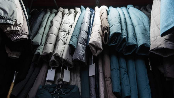 Стилист посоветовал россиянам носить яркие головные уборы зимой